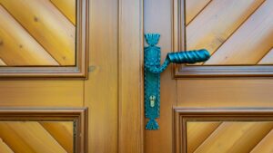 Une poignée de porte stylisée