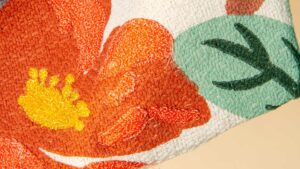 Un tapis avec des motifs floraux