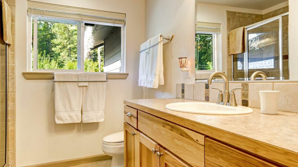 Une salle de bain avec du bois