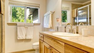 Une salle de bain avec du bois